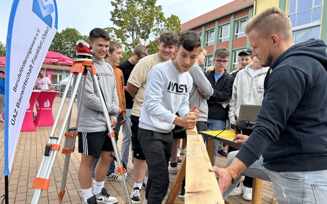 Lehrberufeschau des Handwerks am Albert-Schweitzer-Gymnasium in Eisenhüttenstadt am 28. August 2023