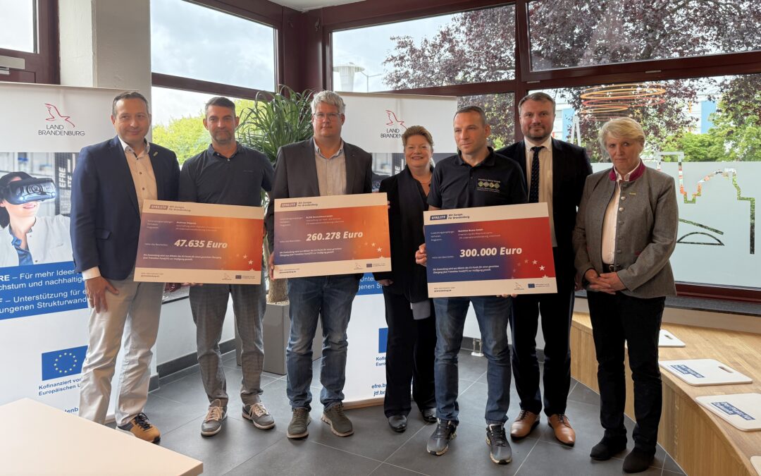 Firmen aus der Uckermark erhalten JTF-Schecks