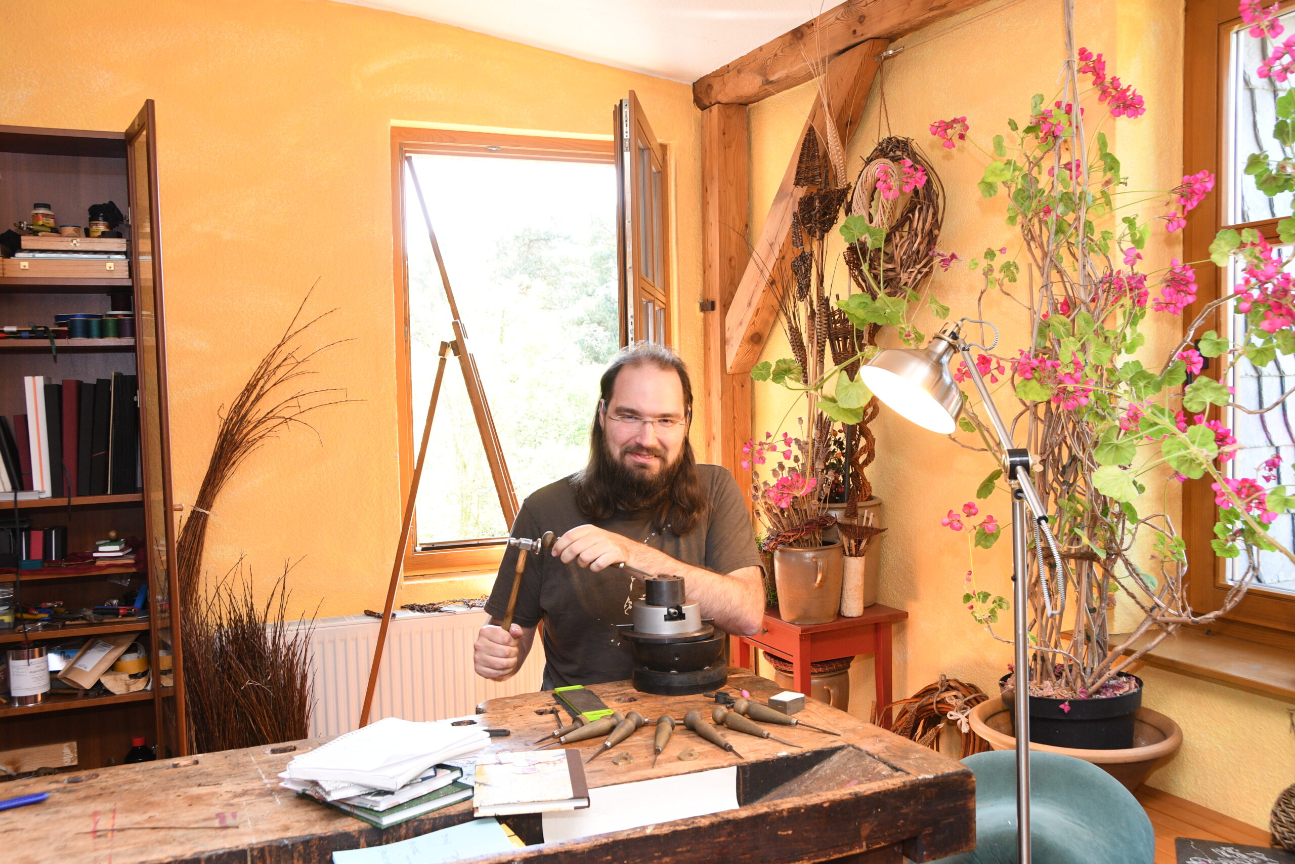 Handgraveur Philipp Tuve in seinem Atelier